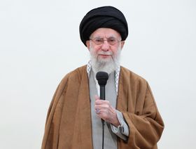 رداً على خامنئي.. ترمب يعلن وقف إجراءات تخفيف العقوبات عن إيران