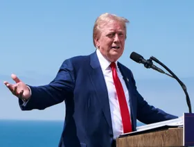 ترمب يفرض رسوماً جمركية 25% على أي بلد يشتري النفط أو الغاز من فنزويلا