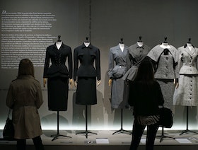 حوار الأزياء بين تصميمات ديور وبالنسياجا بمعرض في نيويورك