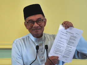 رئيس الوزراء الماليزي أنور إبراهيم يحتفظ لنفسه بوزارة المالية