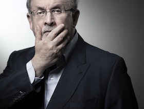 رفع سلمان رشدي عن جهاز التنفس.. والمتهم بطعنه يدفع ببراءته