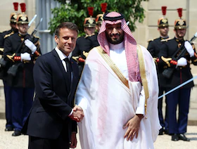 محمد بن سلمان وماكرون يستعرضان العلاقات الاستراتيجية في باريس