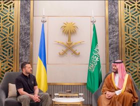 ولي العهد السعودي يبحث مع زيلينسكي تطورات الأزمة الأوكرانية الروسية