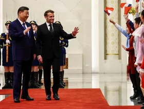 كيف تعزز "فوضى جرينلاند" نفوذ الصين في أوروبا؟