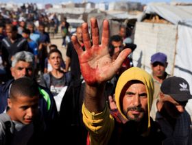 "فوضى وإطلاق نار".. إسرائيل تقتل فلسطينيين بالقرب من مقار توزيع المساعدات في غزة