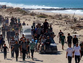 النازحون الفلسطينيون يبدأون رحلة العودة إلى مدينة غزة وشمال القطاع بعد وقف النار