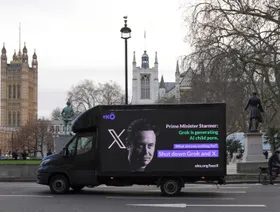 بروكسل تحقق مع "إكس" لنشر روبوت الدردشة Grok محتويات جنسية مفبركة