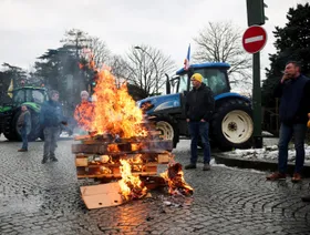 احتجاجات المزارعين تربك خطط الاتحاد الأوروبي بشأن الدفاع والموازنة
