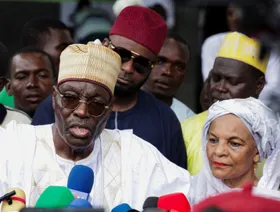 مرشح المعارضة في الكاميرون يعلن نفسه فائزاً بالرئاسة ويحث بيا على "الاعتراف بالهزيمة"