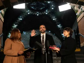 زهران ممداني يؤدي اليمين الدستورية عمدة لمدينة نيويورك في محطة مترو تاريخية