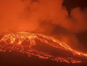 شاهد.. حمم متفجرة من بركان "كيلاويا" في هاواي