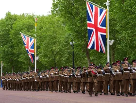 لمواجهة تهديد روسي محتمل.. بريطانيا تطلق برنامجاً لتدريب الشباب على الحياة العسكرية