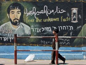 من هو رون أراد الذي توعدت "حماس" محتجزي إسرائيل بمصيره؟