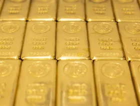 التوتر السياسي يدفع سعر الذهب إلى أكثر من 4400 دولار للأوقية