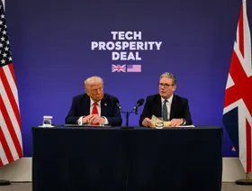 هل ينجح ستارمر في الحفاظ على تحالفه مع ترمب والاتحاد الأوروبي؟