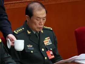 الصين تعلن إقالة ثاني أعلى قائد عسكري و8 مسؤولين بسبب قضايا فساد