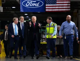 "اشتباك لفظي" بين ترمب وعامل.. والبيت الأبيض: الرئيس قدم رداً مناسباً