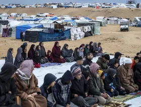 بالصور.. أمنيات السلامة تصطدم بمخاوف التصعيد العسكري في غزة بأول أيام العيد