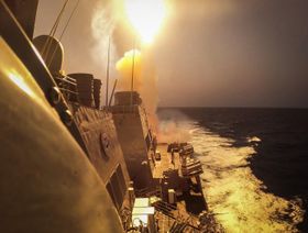 البنتاجون: استهداف سفينة حربية أميركية وسفن تجارية في البحر الأحمر