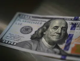 تعرف على الأسباب والدوافع وراء تراجع أداء الدولار