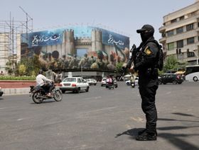 إيران تحذر من "مخاطر" إعادة فرض العقوبات الدولية وفق "آلية الزناد"