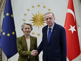 أردوغان يدعو لتأسيس إدارة شاملة في سوريا ويحث أوروبا على دعم عودة اللاجئين