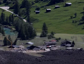 الفيضانات تهدد وادياً بسويسرا بعد انهيار كتلة جليدية