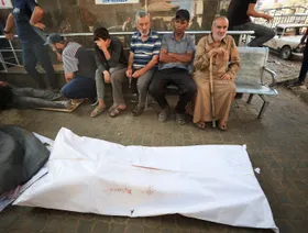 إسرائيل تقتل عشرات الفلسطينيين قرب موقع لتوزيع المساعدات في غزة