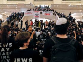 "ليس باسمنا".. محتجون يهود على حرب غزة يغلقون "جراند سنترال" في نيويورك