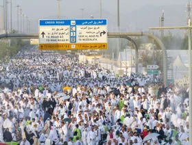 الحجاج يقفون على جبل عرفات لأداء ركن الحج الأعظم