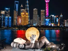 "بوصلة الضوء" بين أبوظبي والعين منحوتات من نور لفنانين عالميين