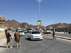 اليمن.. العليمي يعلن إغلاق السجون غير الشرعية وإطلاق سراح المحتجزين خارج القانون