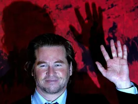 وفاة فال كيلمر نجم Batman Forever عن عمر يناهز 65 عاماً