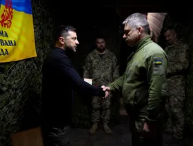 زيلينسكي يزور قواته على الجبهة.. والكرملين: سيضطر للتفاوض عاجلاً أم آجلاً