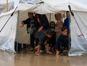 خروقات إسرائيلية مستمرة في غزة.. والأمطار تغرق خيام النازحين