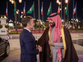 ولي العهد السعودي يستعرض مع الرئيس الفرنسي نتائج مؤتمر حل الدولتين