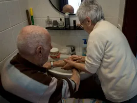 التدخل المبكر لعلاج ضعف السمع قد يحد من خطر الإصابة بالخرف