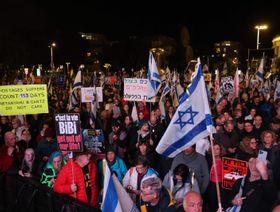 نتنياهو يعارض إحياء "مستوطنات في غزة".. وتظاهرات مناهضة له في تل أبيب