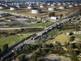 الحكومة السورية تتسلم أول دفعة خام من حقول نفط كانت تحت سيطرة "قسد"