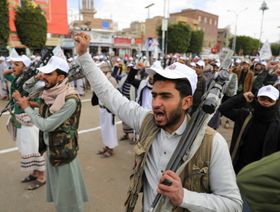 واشنطن تهدد بتصنيف الحوثيين "جماعة إرهابية" ما لم تتوقف هجماتهم على الملاحة
