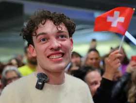 السويسري نيمو يعيد كأس "يوروفيجن" احتجاجاً على مشاركة إسرائيل
