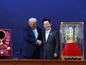 رئيس كوريا الجنوبية يطلب وقود غواصات نووية من ترمب.. ويهديه تاجاً ذهبياً