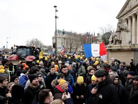 مع تصاعد احتجاجات المزارعين.. فرنسا تعتزم عرقلة اتفاق التجارة الأوروبي مع أميركا اللاتينية