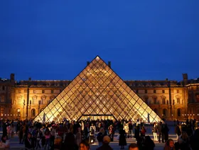 الكوارث تلاحق متحف اللوفر.. تسرّب المياه يتلف مئات الكتب المصرية القديمة