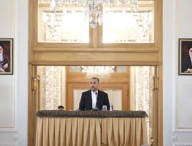 وزير الخارجية الإيراني يصل نيويورك: تواصلنا مع واشنطن قبل وبعد الهجوم على إسرائيل