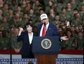 ترمب من على متن حاملة طائرات باليابان: وافقت على أكبر موازنة دفاع في تاريخنا