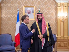 ولي العهد السعودي والرئيس الفرنسي يؤكدان ضرورة انسحاب إسرائيل الكامل من غزة