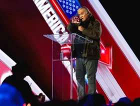 مستشار ترمب السابق يهاجم تيار "إسرائيل أولاً": لا يجب أن تجرنا لحروب لا تنتهي