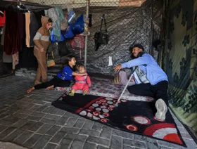 إسرائيل تمنع عمال إغاثة من دخول غزة.. ومنظمات تواجه خطر تعليق عملها