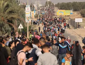 بالصور: مشاهد "النكبة" تتكرر في غزة مع رحلة نزوح جديدة